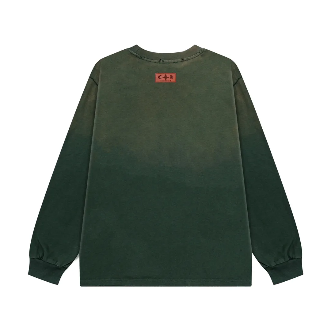P220 CHROME HEARTS LoGo is fashionable and elegant, with dropped shoulders. The fabric is made of 26s double-yarn combed cotton compact spinning yarn with a weight of 280. It is matched with 1*1 Salona rib. The fabric is fermented and has a loose fit. Color: dark green (washed with holes) size: S～XXL